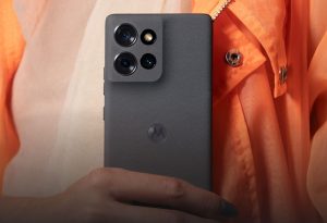 Motorola Edge 50 v šedé barvě