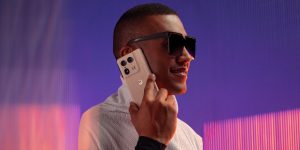 Chytrý telefon Motorola Edge 50 Ultra na propagačním snímku
