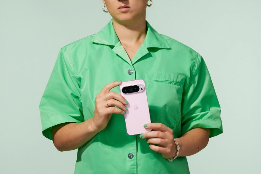 Google Pixel 9 Pro v ruce uživatele