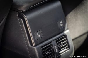 Nechybí množství USB portů pro cestující vpředu i vzadu