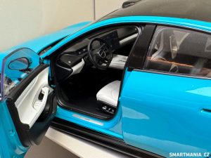 Model Xiaomi SU7 v měřítku 1:18