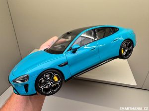 Model Xiaomi SU7 v měřítku 1:18