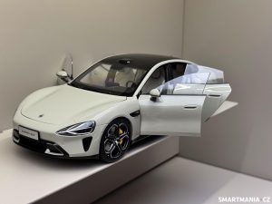 Model Xiaomi SU7 v měřítku 1:18