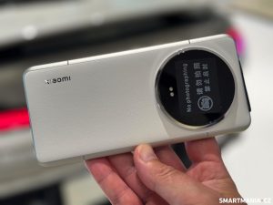 Před odjezdem do továrny bylo nutné přelepit objektivy fotoaparátů