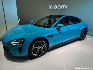 Xiaomi SU7 vystavené v továrním showroomu