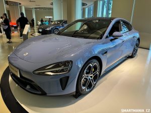 Xiaomi SU7 vystavené v továrním showroomu