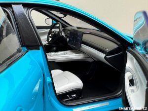 Model Xiaomi SU7 v měřítku 1:18