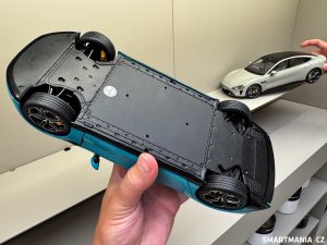 Model Xiaomi SU7 v měřítku 1:18