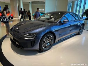 Xiaomi SU7 vystavené v továrním showroomu