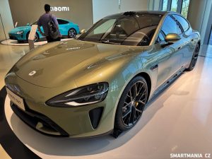 Xiaomi SU7 vystavené v továrním showroomu