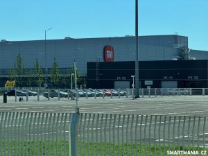Příjezd k továrně Xiaomi na okraji Pekingu