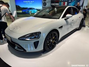 Xiaomi SU7 vystavené v továrním showroomu