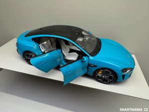 Model Xiaomi SU7 v měřítku 1:18