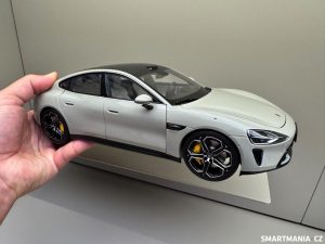 Model Xiaomi SU7 v měřítku 1:18