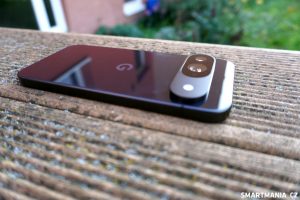 Což bude třeba, protože telefon pěkně klouže