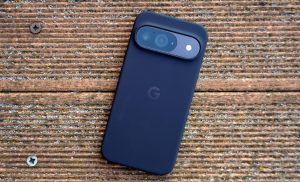 Google Pixel 9 v originálním ochranném krytu