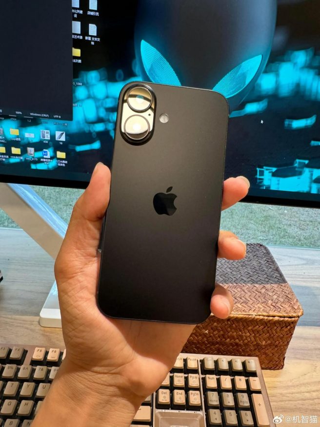 Maketa iPhonu 16 v černé barvě