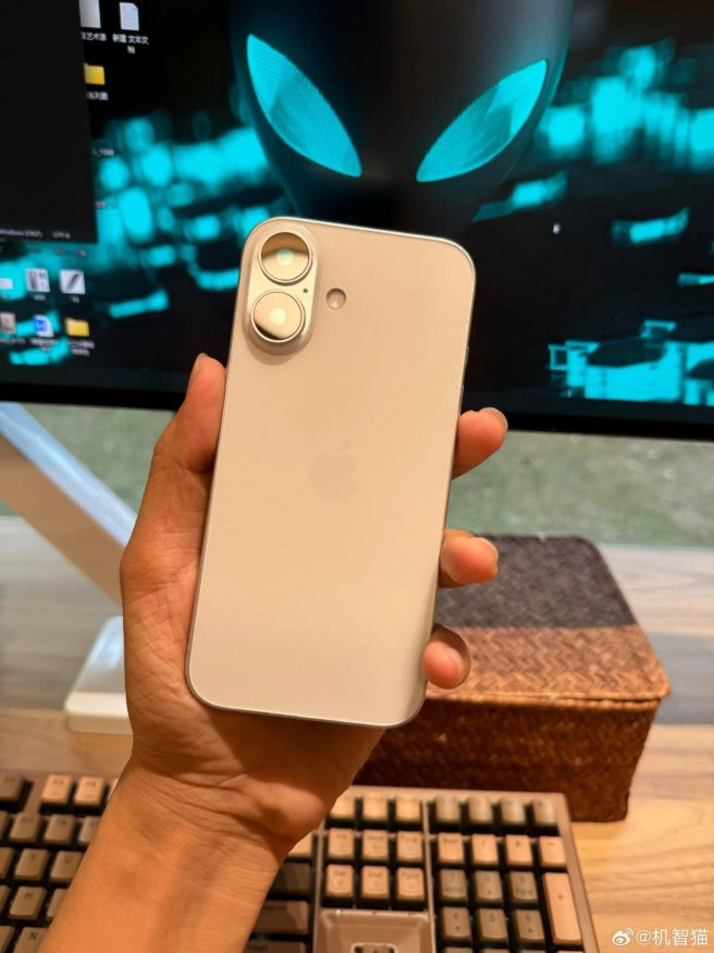 Maketa iPhonu 16 v bílé barvě
