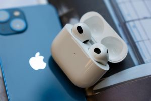 iPhone a sluchátka Apple AirPods 3