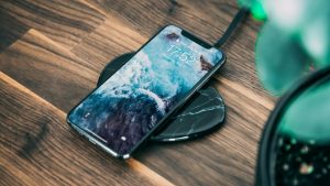 iPhone na bezdrátové nabíječce