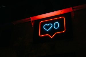 Neonová ikona s lajky na Instagramu