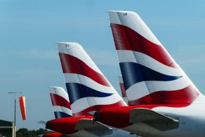 Zadní křídlo letadla v barvách britských aerolinek