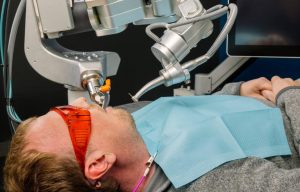Pacient podstupující stomatologický zákrok z robota