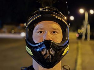 Hlavní fotoaparát v selfie režimu v noci