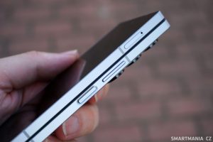 Mezírka mezi půlkami se u telefonů nenosí