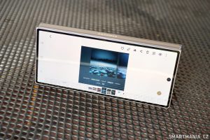 Po rozevření o více než cca 30 stupňů se obraz přepne na vnitřní displej