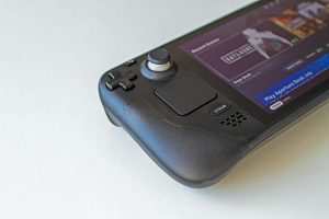 Herní konzole Steam Deck položená na stole