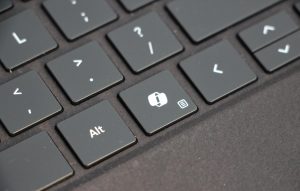 Dedikovaná klávesa Copilot na klávesncici k Surface Pro (11. edice)