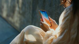 Apple iPhone v rukou ženy