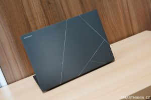 Víko notebooku Asus Zenbook S 14 s tzv. Ceraluminum materiálem