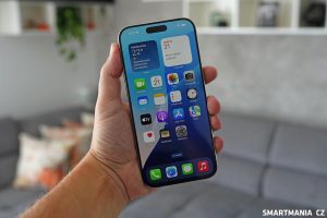 iPhone 16 Pro Max s naneseným keramickým sklem PanzerGlass