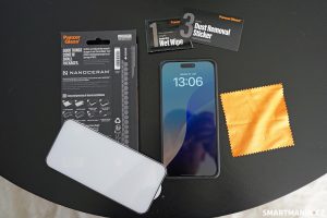 Telefon s čistým displejem se vloží do aplikačního rámeček