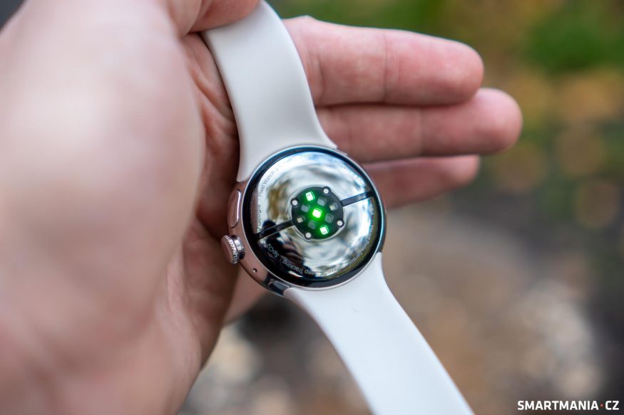 Zadní strana hodinek Pixel Watch 3 se svítícím optickým senzorem