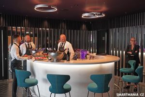 Součástí showroomu je i Speak Easy bar