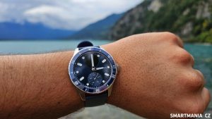Withings ScanWatch Nova v modré barvě s jezerem v pozadí