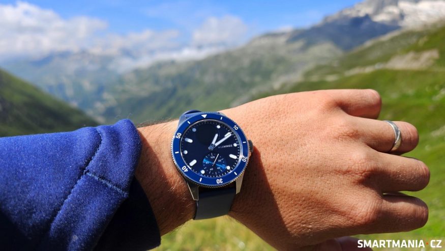 Withings ScanWatch Nova v modré barvě na ruce redaktora