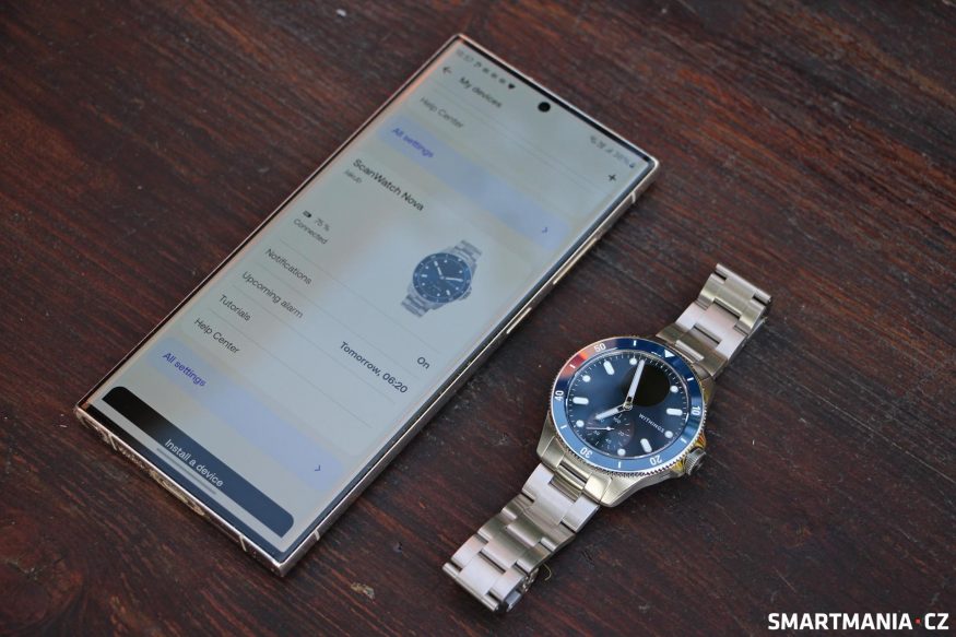 Withings ScanWatch Nova vedle smartphonu se spuštěnou mobilní aplikací Withings