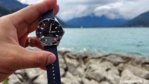 Withings ScanWatch Nova v modré barvě s jezerem v pozadí