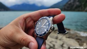 Withings ScanWatch Nova v modré barvě s jezerem v pozadí