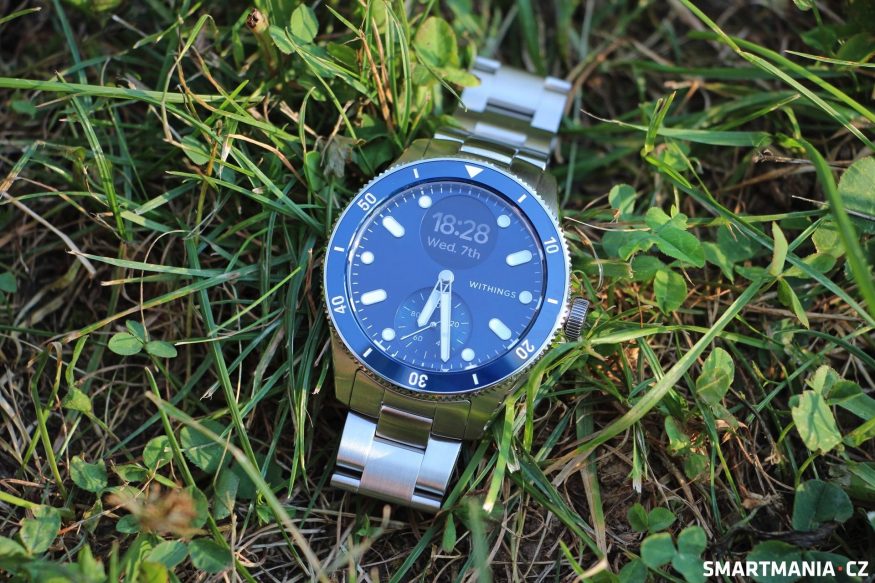 Hodinky Withings ScanWatch Nova v trávě