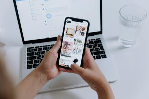 Člověk používající chytrý telefon s nástrojem Canva