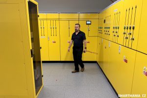 Rozvodna, jedna z místností s mnoha servery