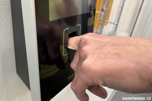 Vstup do jednotlivých sálů je pak opatřen ještě biometrickou čtečkou otisků prstů