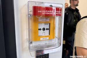 Speciální požární alarm, který po aktivaci odemkne dveře do jednotlivých sálů a spustí poplach