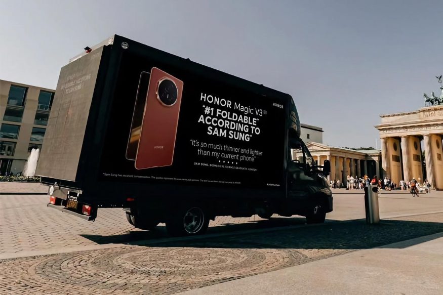 Auto s reklamou na Honor Magic V3