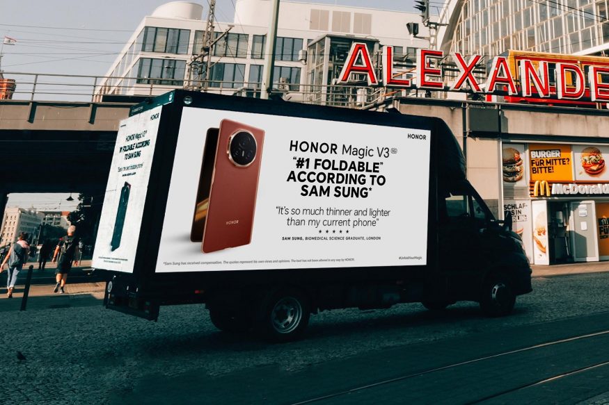 Auto s reklamou na Honor Magic V3